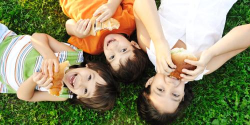 kids eating lunch